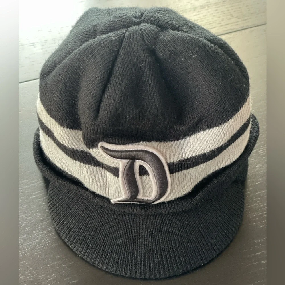 Disney Fleece Beanie Hat β Unisex Vintage βDβ Beanie - Picture 2 of 13